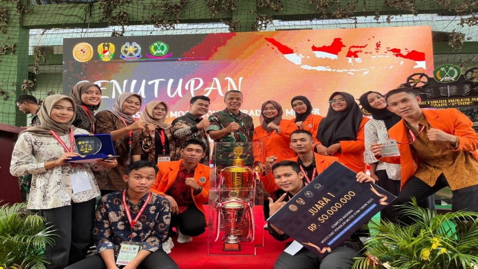 Gambar KPS FH UAD “DE VERLICHTER” KEMBALI MENOREHKAN PRESTASI DI KANCAH NASIONAL DALAM KOMPETISI PERADILAN SEMU MILITER PIALA BERGILIR KETUA MAHKAMAH AGUNG RI DAN PIALA TETAP KASAD TAHUN 2023