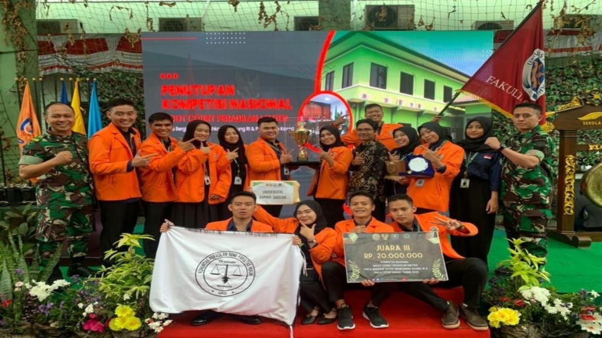 Gambar KPS FH UAD Kembali Meraih Juara Dalam Kompetisi NMCC Piala Bergilir Ketua MA RI dan Piala Tetap KASAD Tahun 2022